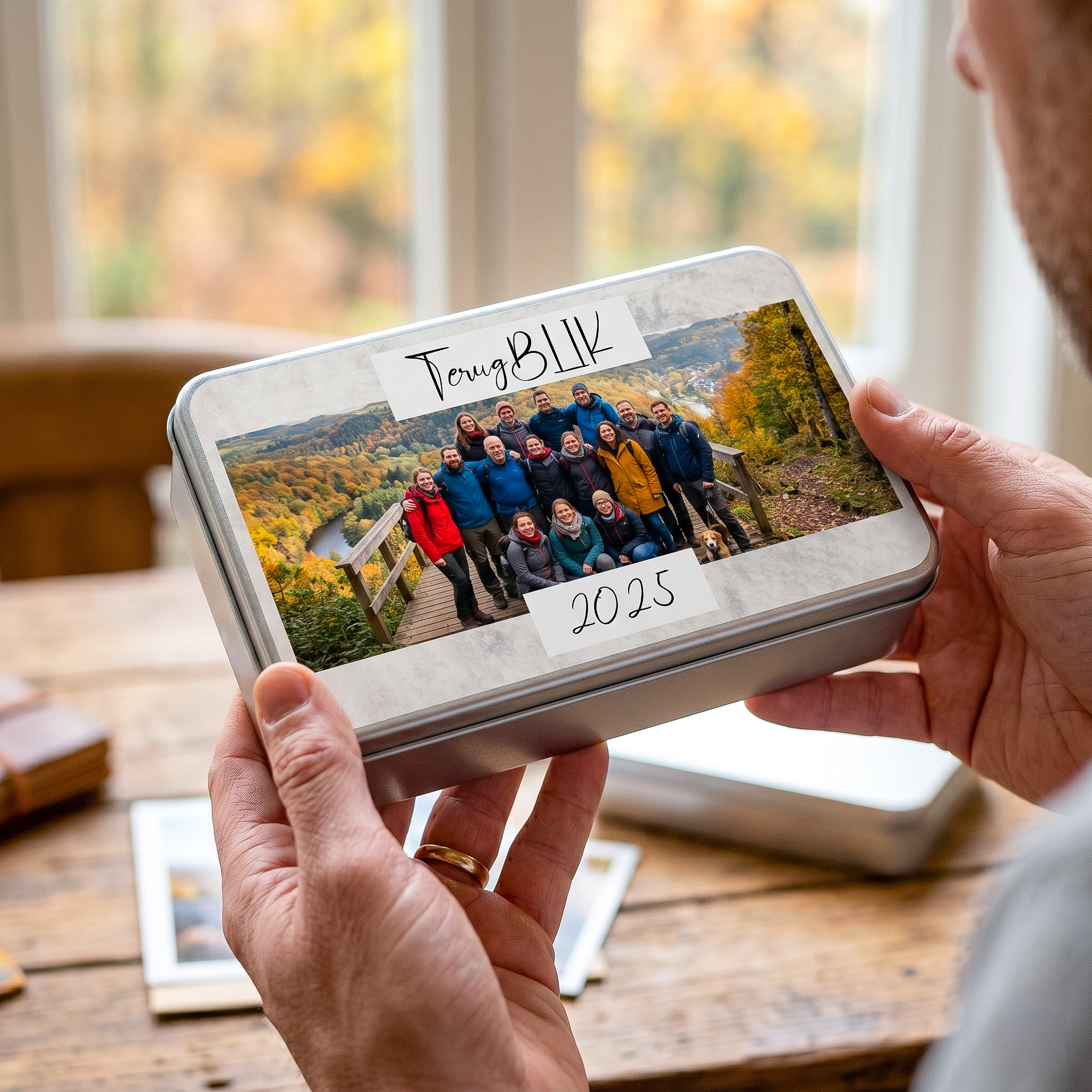 Koekblik met eigen ontwerp met foto en tekst in handen - 21 x 17 x 6 cm