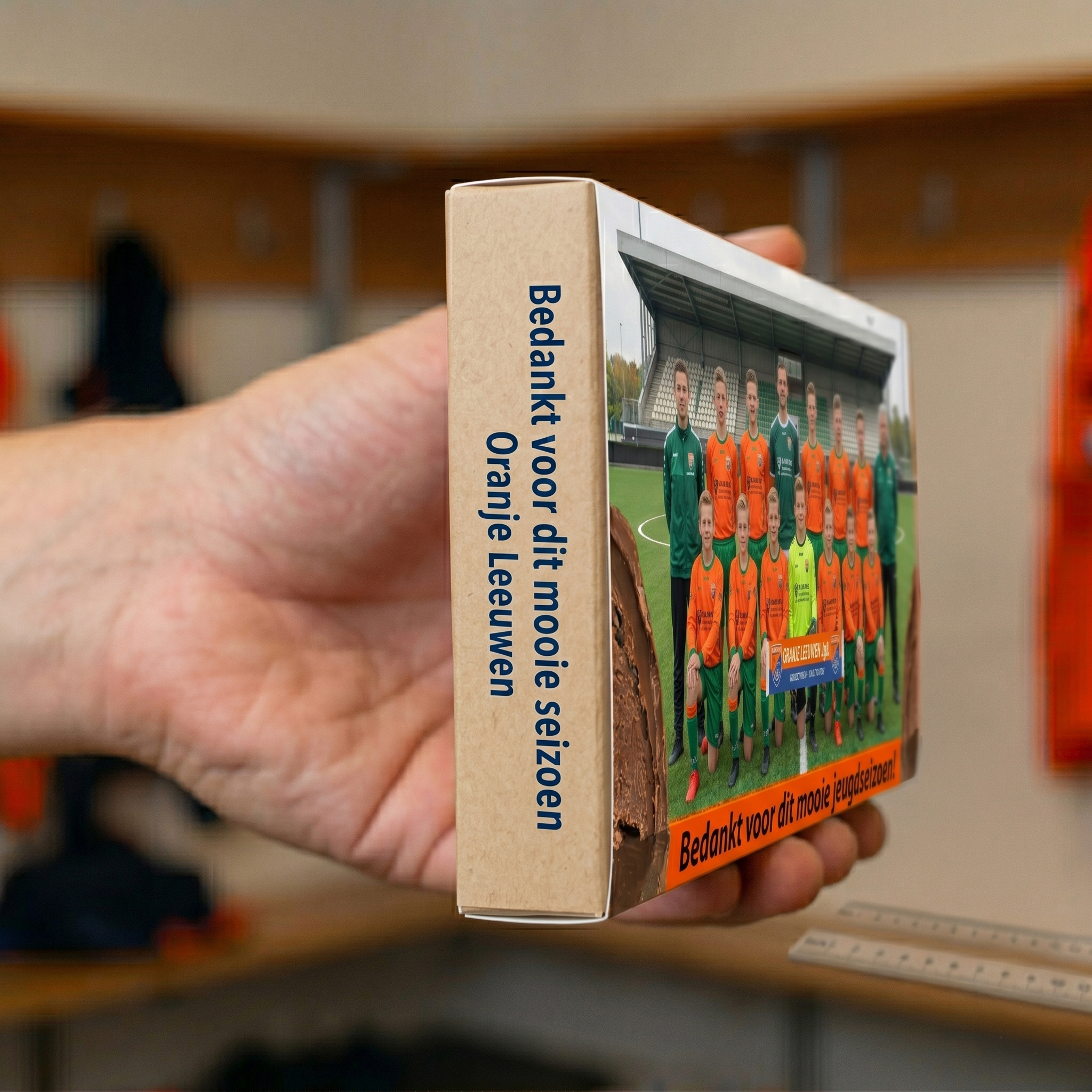Zijkant van gepersonaliseerde chocolade reep met foto van voetbalteam