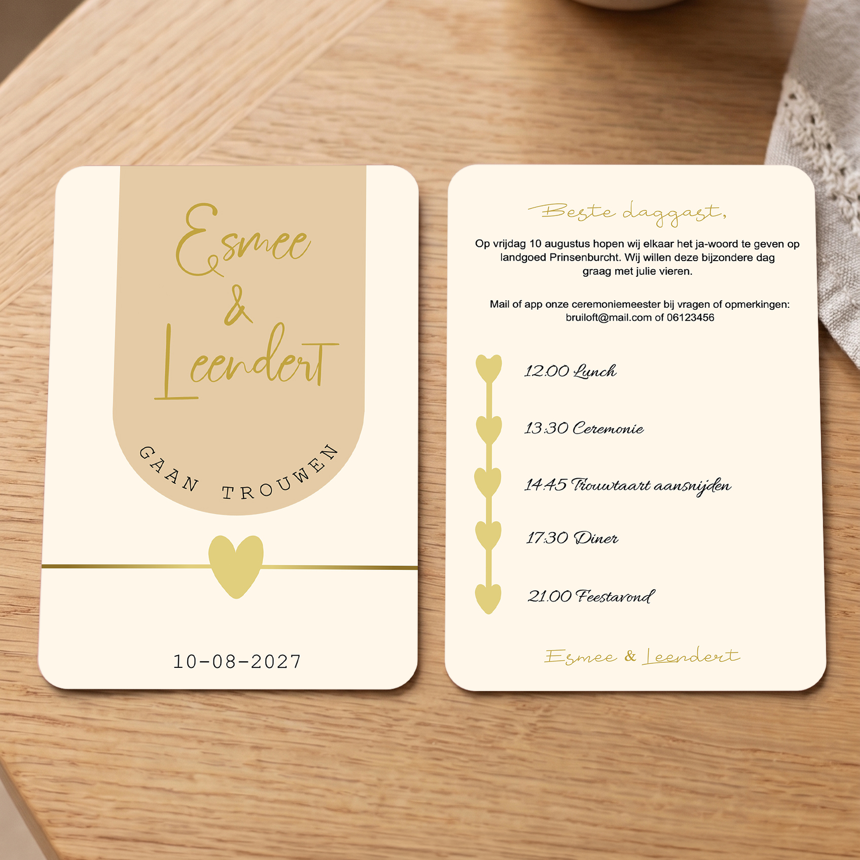 Uitnodiging huwelijk kaartje met gouden tekst en rond ontwerp - A6 verticaal - Ronde hoeken - Op tafel