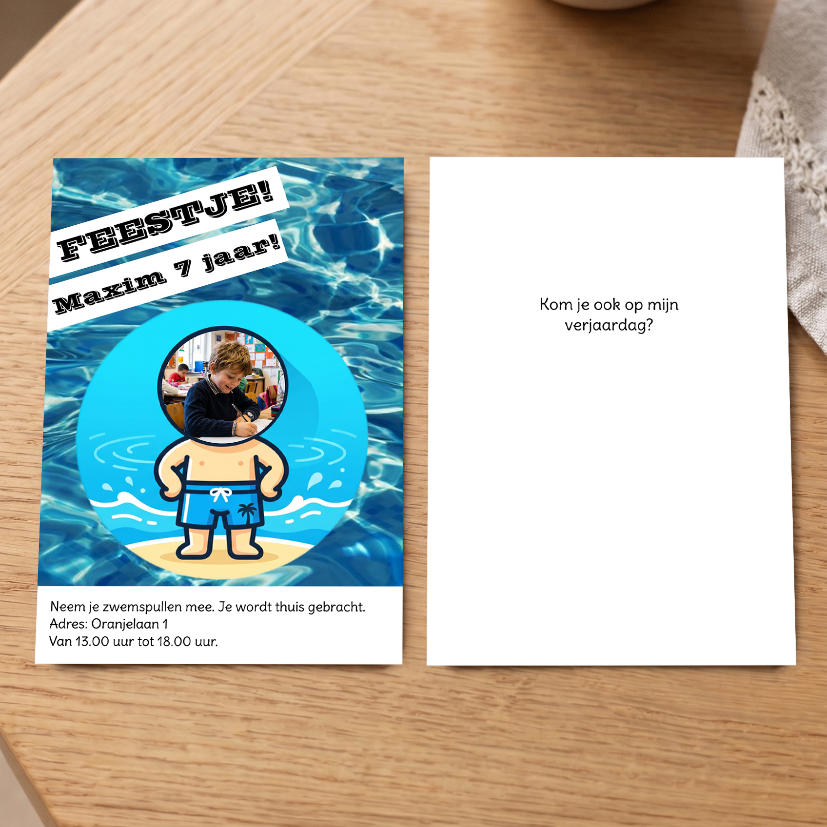 Verjaardag uitnodiging kaartje met foto voor zwemfeest - voor en achterkant op tafel