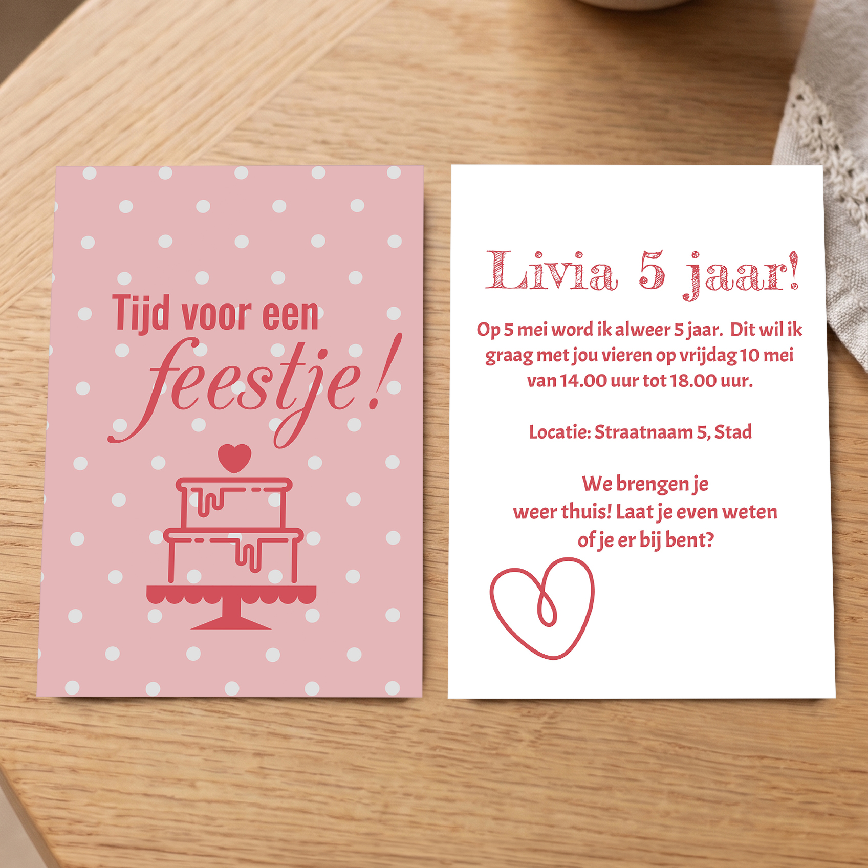 Verjaardag kaartje roze met "Tijd voor een feestje" met taart - voor en achterkant op tafel