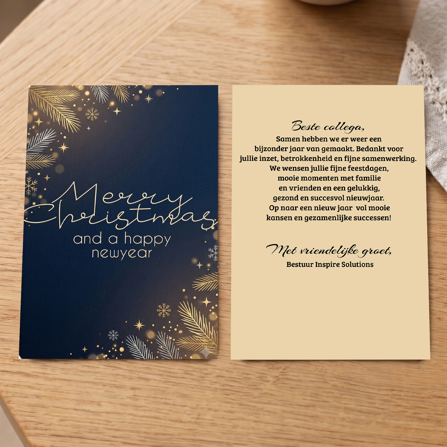 Merry Christmas kaartje zelf te ontwerpen - Voor bedrijven - Voorkant en achterkant naast elkaar op tafel
