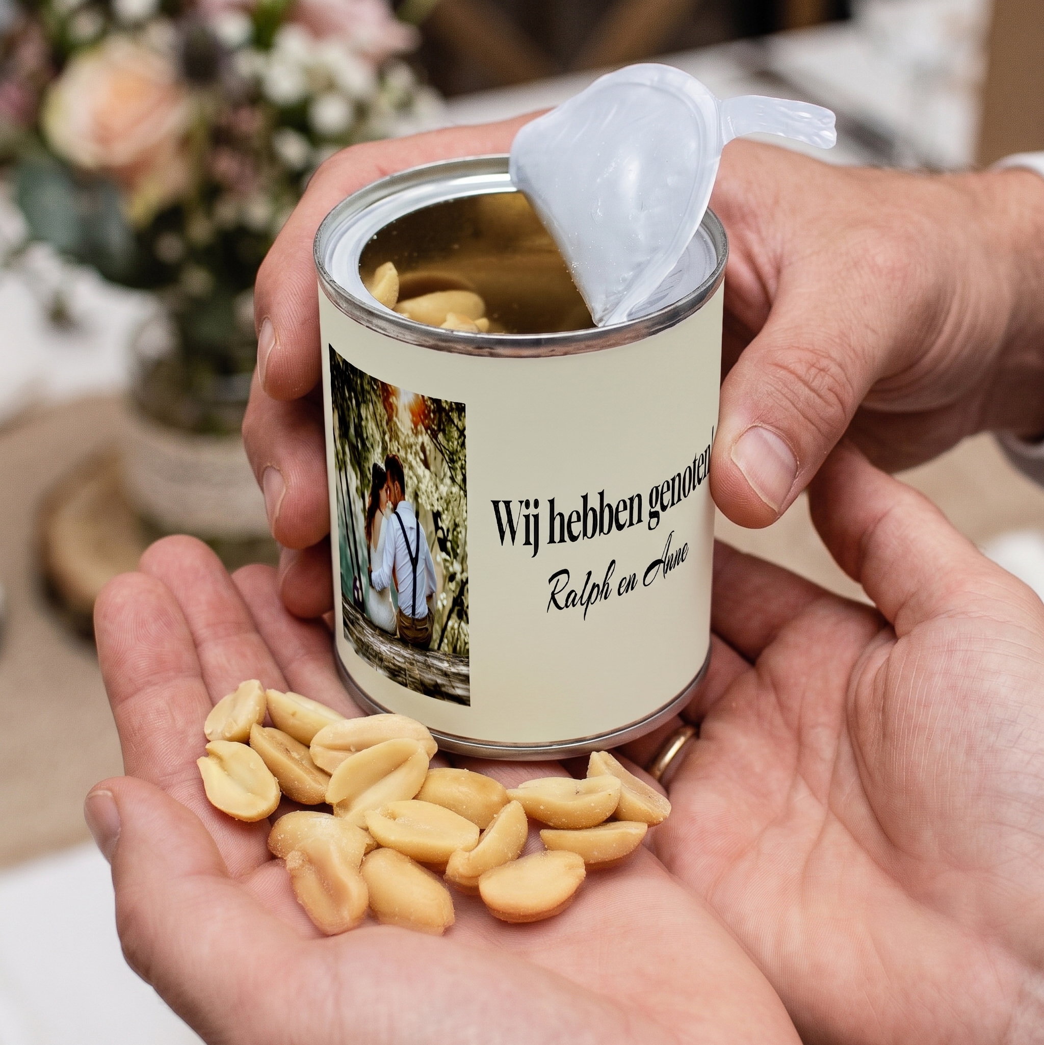 Pinda nootjes in blikje met eigen wikkel met foto als Give Away voor bruiloften