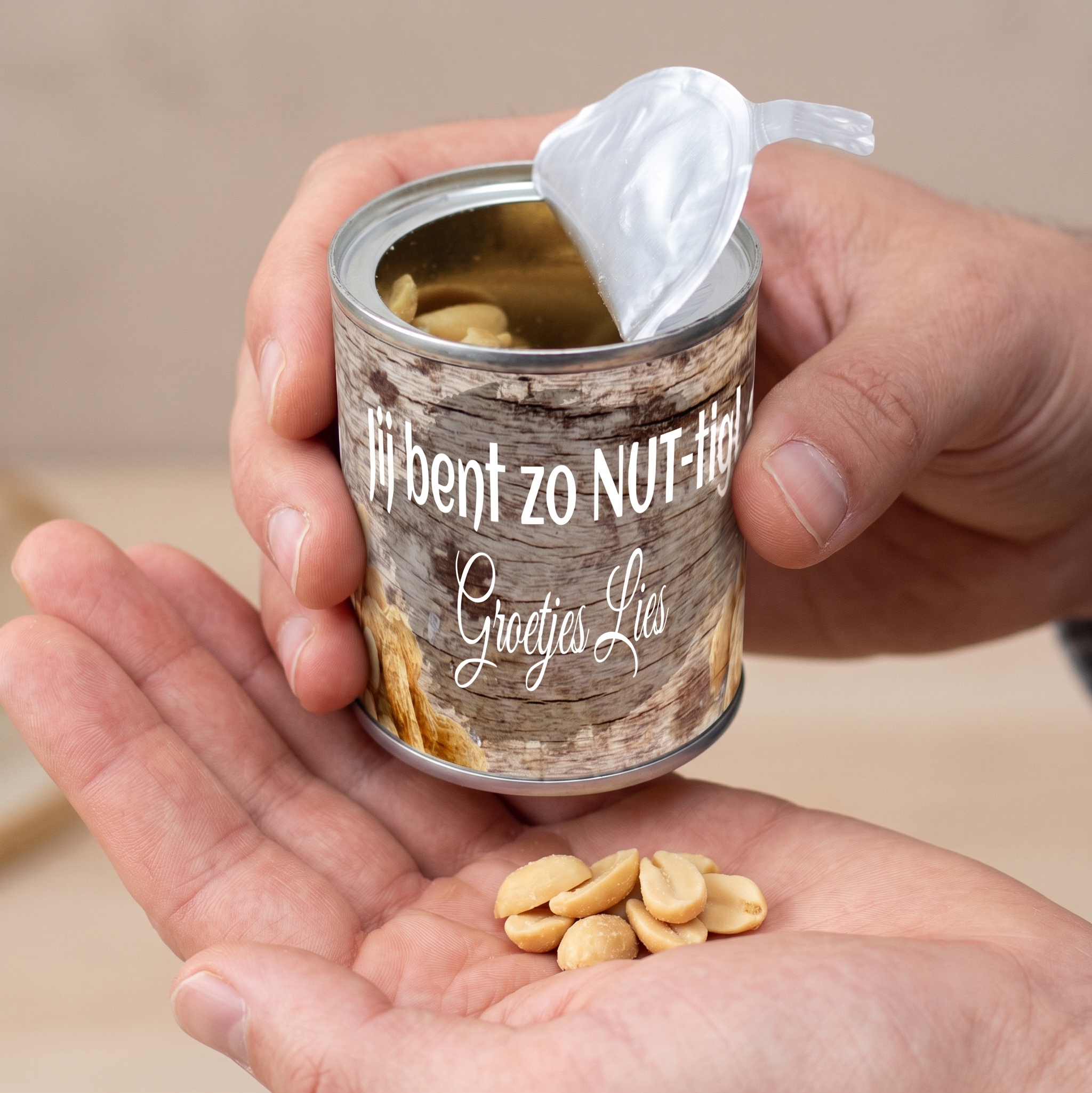 Pinda nootjes in blikje met eigen wikkel - Je bent Nuttig - in handen