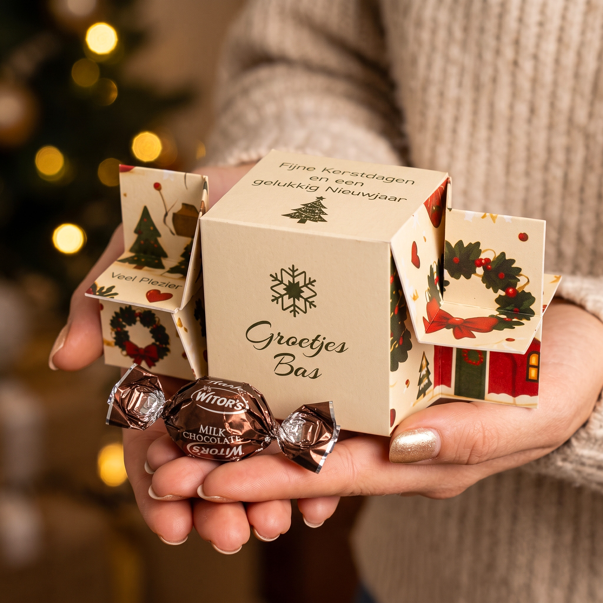 Toffee cadeautje met print voor kerst in handen