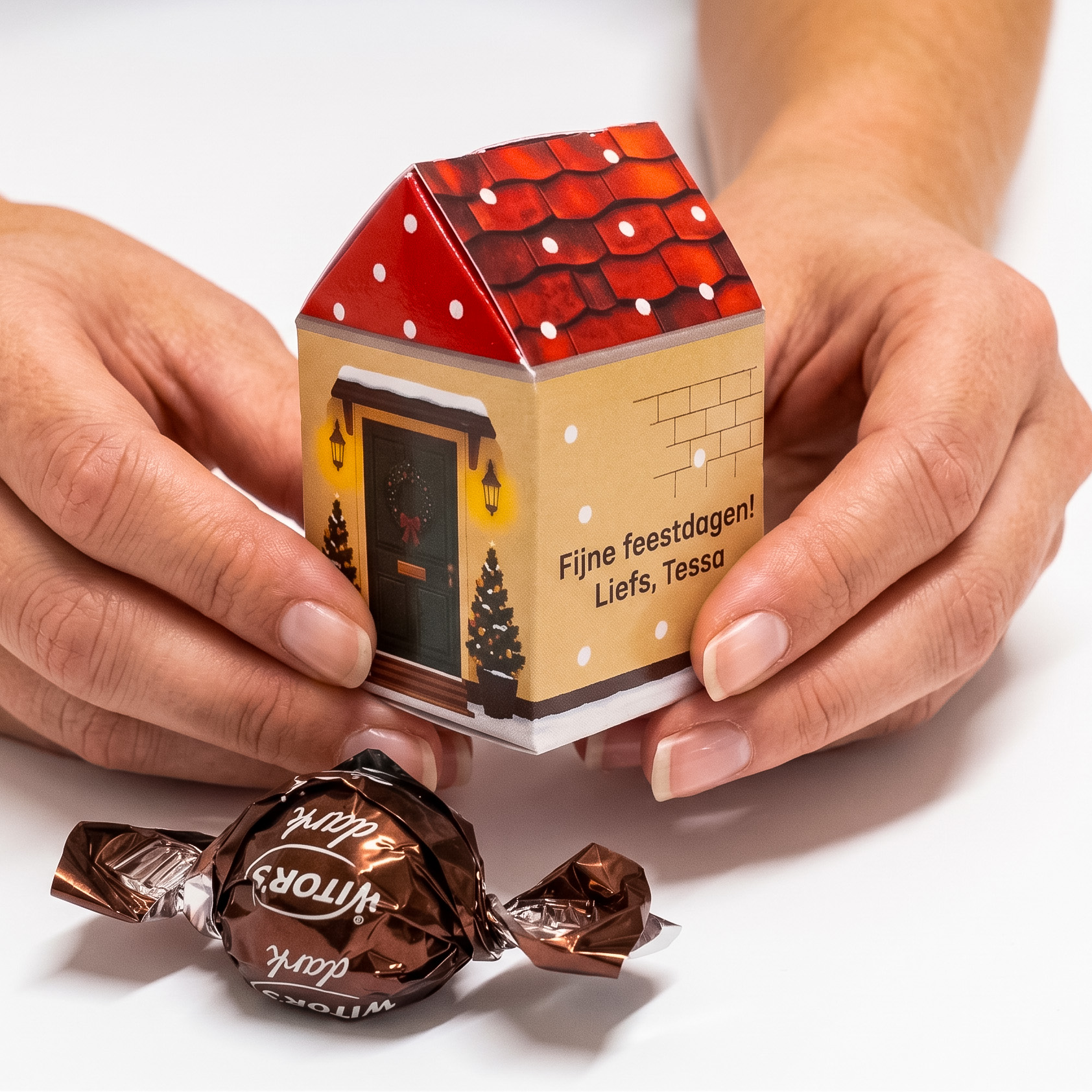 Feestdagen huis geschenkje in handen