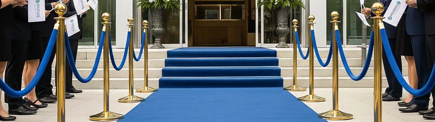 Blauwe loper en gouden afzetpaaltjes met blauw velours koord