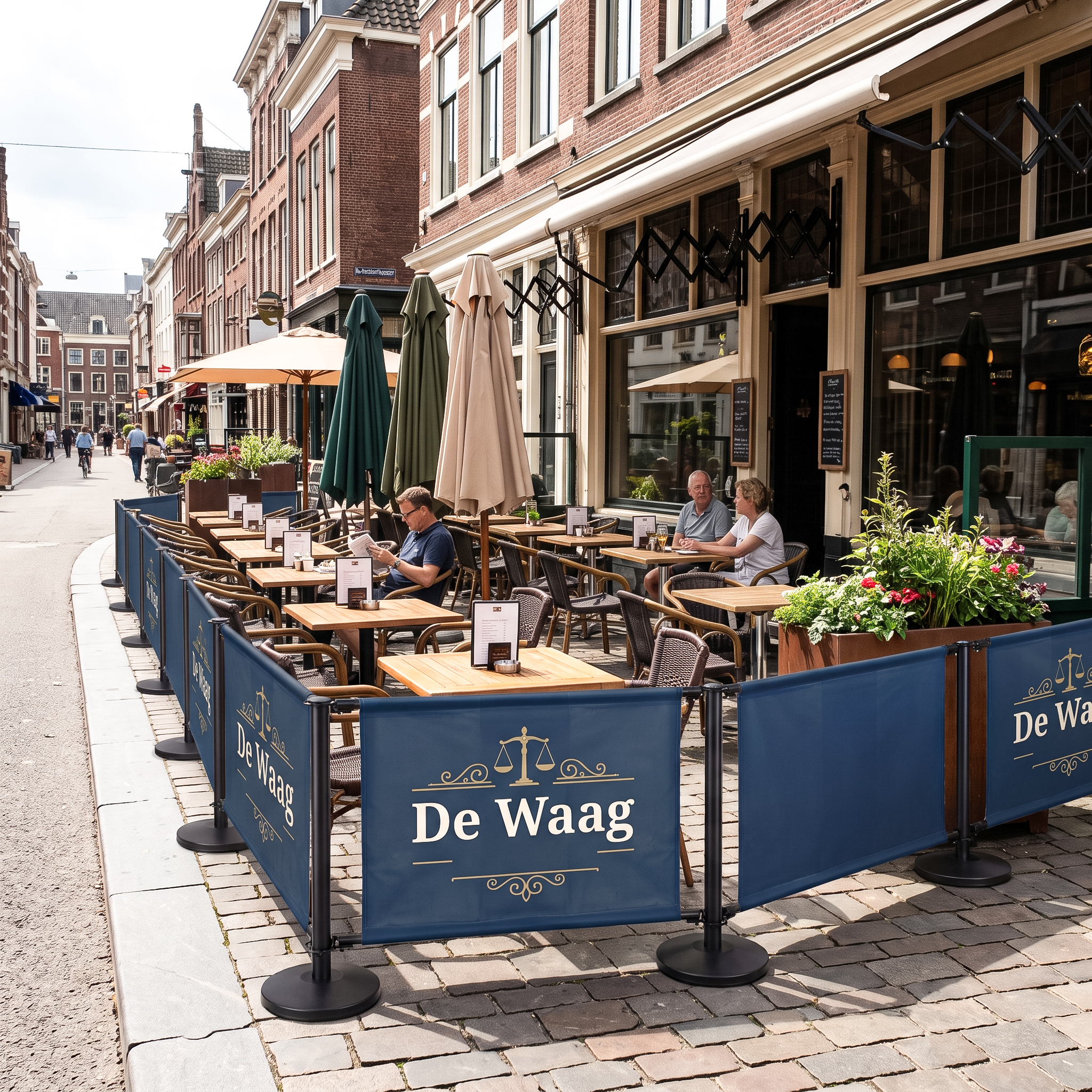 Bedrukte banners rond terras met zwarte paaltjes