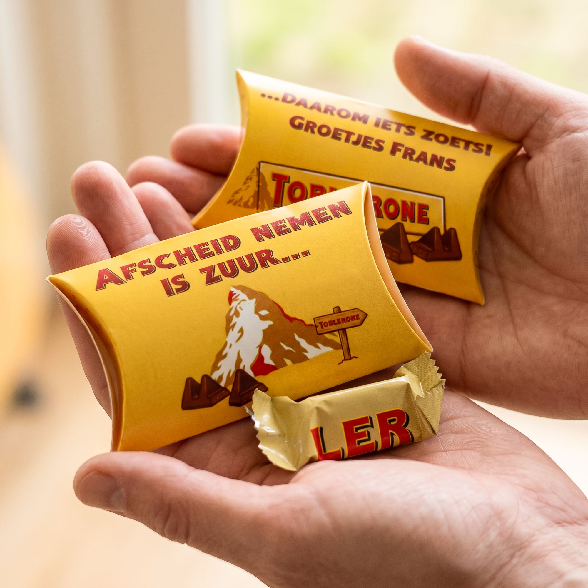 Kussendoosje met mini Toblerone in handen